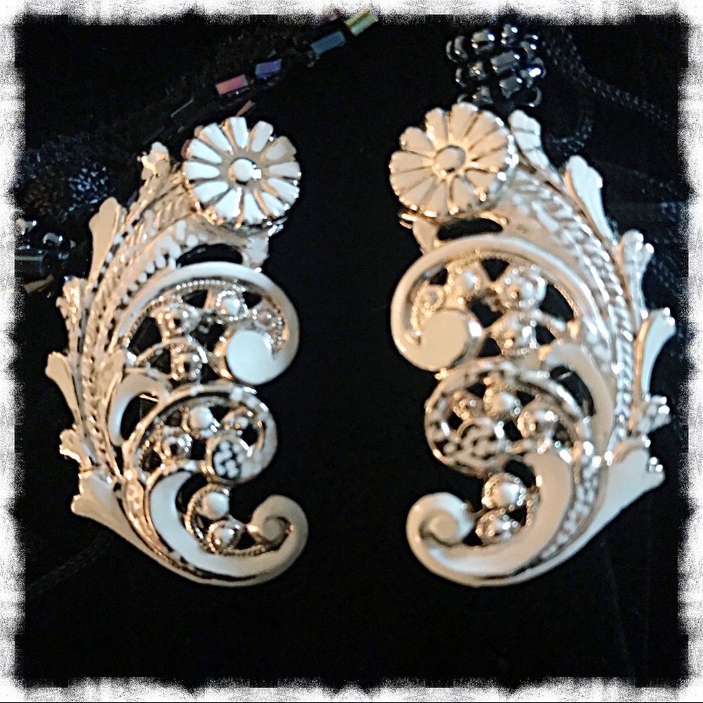VINTAGE  CLIP ON EARRINGS